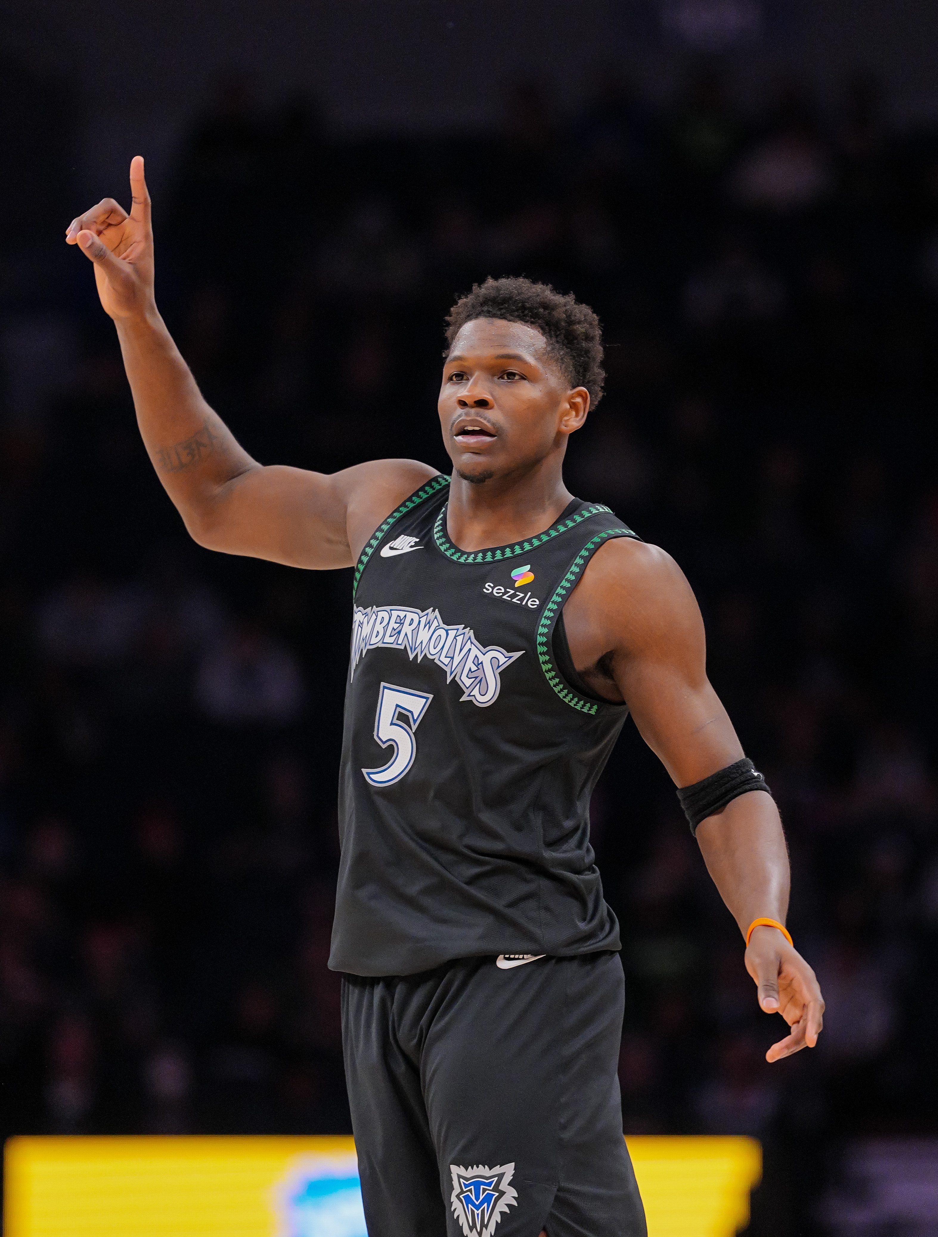 世界杯比赛高清直播-攻防俱佳！爱德华兹半场13中8&amp;三分5中3 砍下21分并有4次抢断