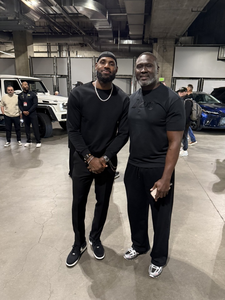 世界杯直播软件下载-让詹姆斯看起来很小只🤣阿杜·蒂耶罗父亲晒照：我和GOAT🐐